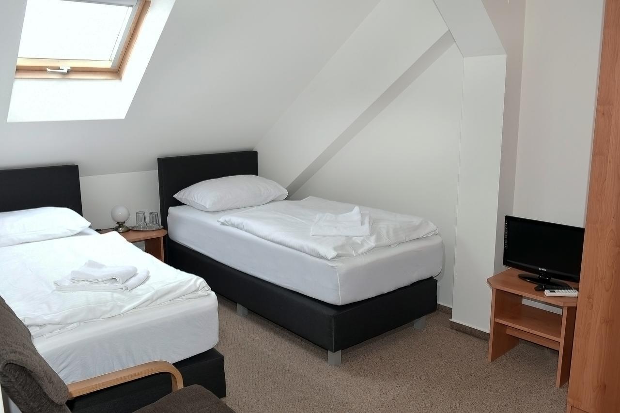 Hotel Bily Konicek Třeboň المظهر الخارجي الصورة